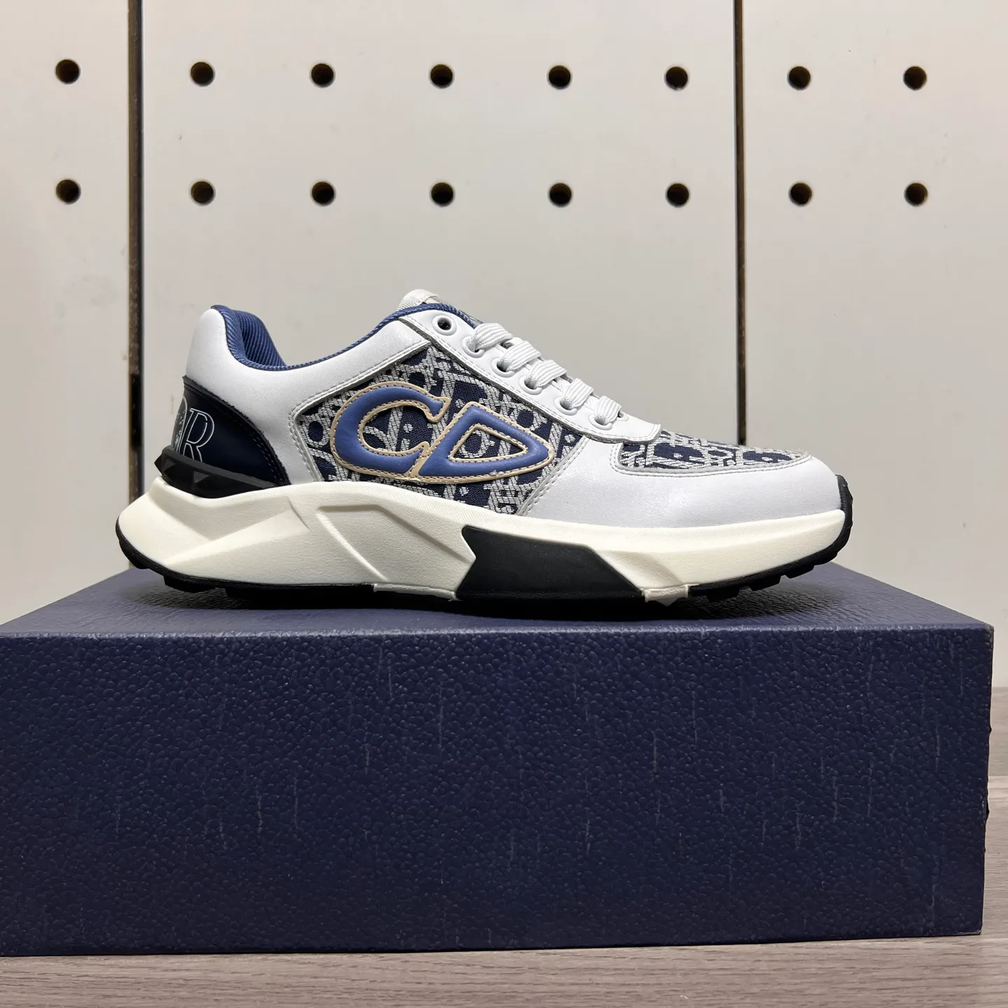 Factory price: 438💰Dior original quality.~ Unique modern style sneakers. 🏃A must-have casual shoe for trendy men😍😍 Imported cowhide fabric, sheepskin foot pads (refuse to discolor and grind feet) soles: Original soles specially provided by the original factory, French lazy style design ⚠️Fit to the feet, original quality, super comfortable original soles. Just like shooting the real thing 🎬The real thing is better, high-quality sneakers, size: 38-44 (45 and 46 can be customized)
